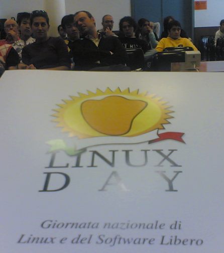 File:Linuxday2006evvai.jpg